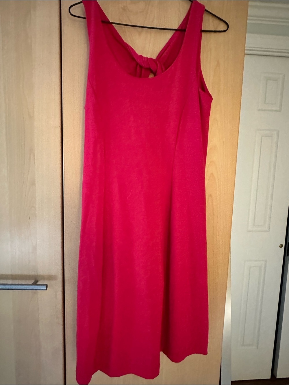 Eddie Bauer sleeveless dress w built in
Bra . Twist back